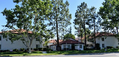 Exterior photo of office and building of Americana at Simi Valley